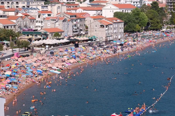 Kalabalık Petrovac Plajı, Karadağ — Stok fotoğraf