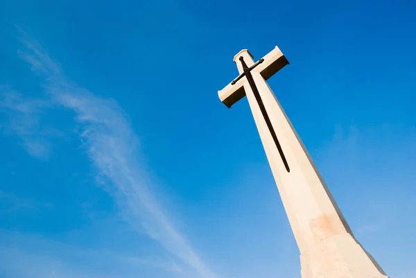 Stone cross in de blauwe hemel — Stockfoto
