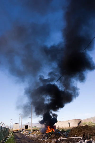Płomienie i czarny dym palenie opon — Zdjęcie stockowe