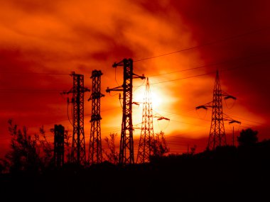 Günbatımında elektrik direkleri