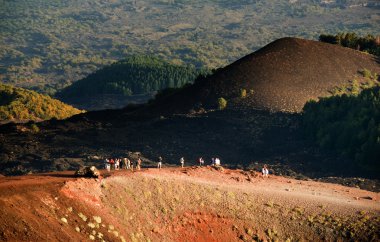 Etna Dağı volkanik kenarında turist
