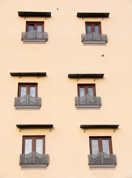 Rangée de vieille fenêtre sur la façade d'un palais — Photo