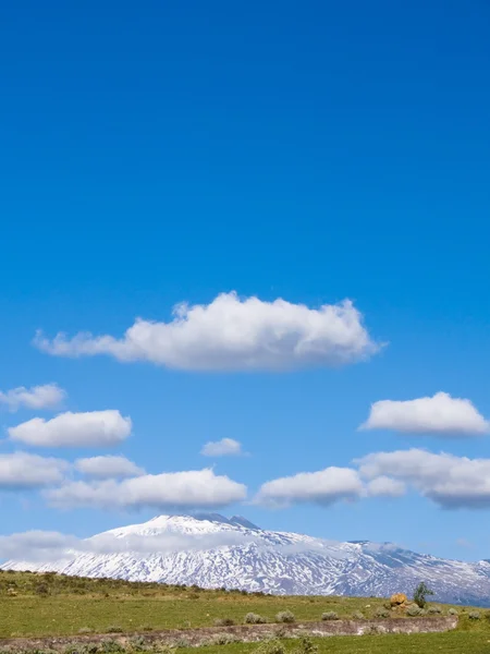Vulkanen Etna i bakgrunden molnigt himmelsblå — Stockfoto