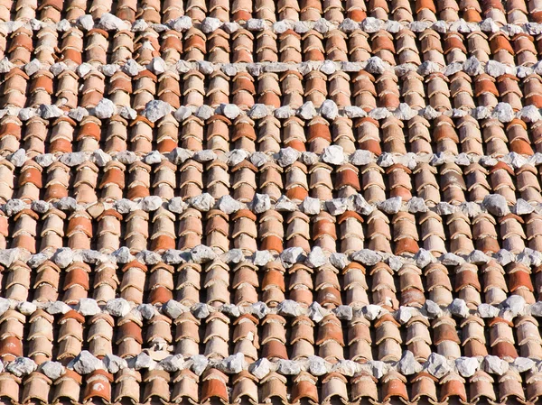 Lignes de tuiles dans un toit européen rustique — Photo
