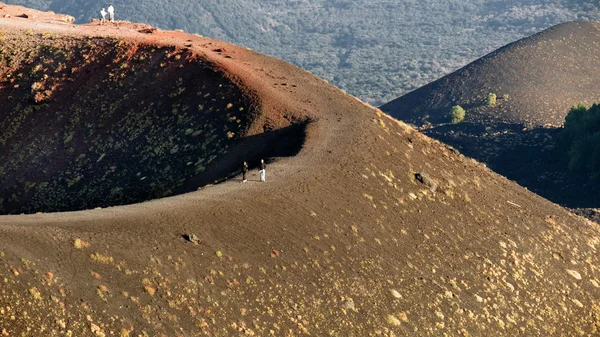 Tourists on edge of volcanic Mount Etna — Stock Photo, Image