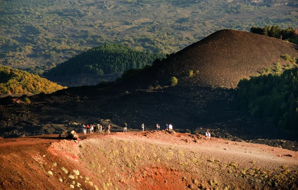 Tourists on edge of volcanic Mount Etna — Stock Photo, Image