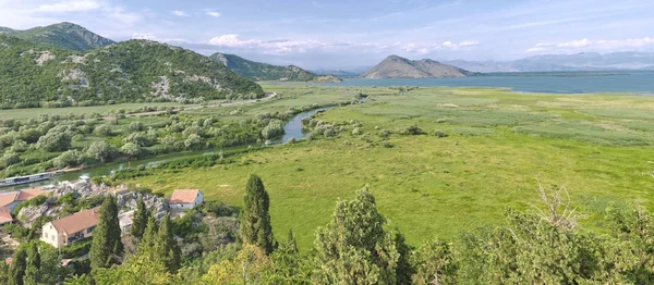 Panorama-rivier stromen In Lake waterlink, Montenegro — Stockfoto