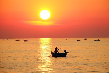 Sunset bulvarında denizin Bari, İtalya