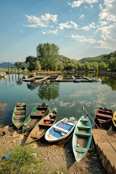 黑山斯卡达尔湖国家公园上的排船 — 图库照片