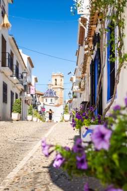 Altea, İspanya; 10 Temmuz 2019: Altea köyünün bir caddesinde çiçekler