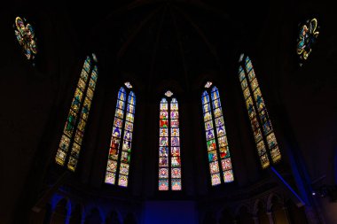 Brugge, Belçika; 25 Ocak 2020: Kilisede lekeli cam pencereler