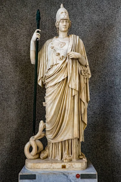 Roma, İtalya; 20 Temmuz 2018: Vatikan Müzesinde Athena 'nın heykeli