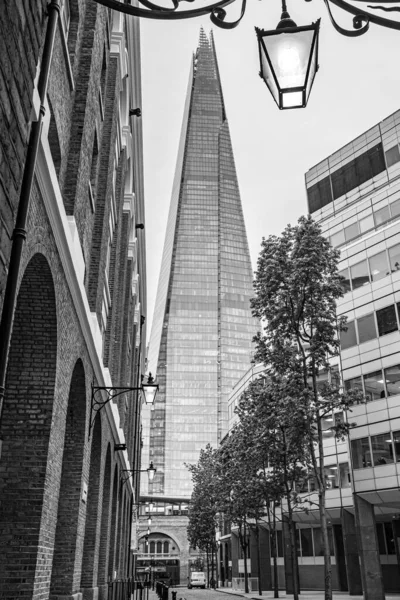 Londra, İngiltere; 11 Mayıs 2018: Sokaktan Çömlek