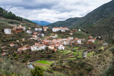 Las Hurdes, İspanya; 17 Mart 2018: Las Hurdes 'teki bir köyün panoraması.