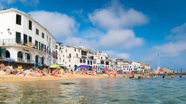 Calella de Palafrugell, İspanya; 28 Ağustos 2017: Denizden Calella Sahili.