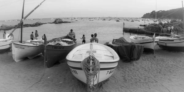 Calella de Palafrugell, İspanya; 28 Ağustos 2017: Calella sahilinde balıkçı tekneleri