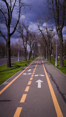 Kaldırımda bisiklet lane işareti