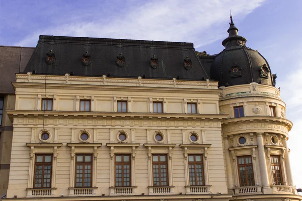 Edificio histórico en Bucarest Rumania — Foto de Stock