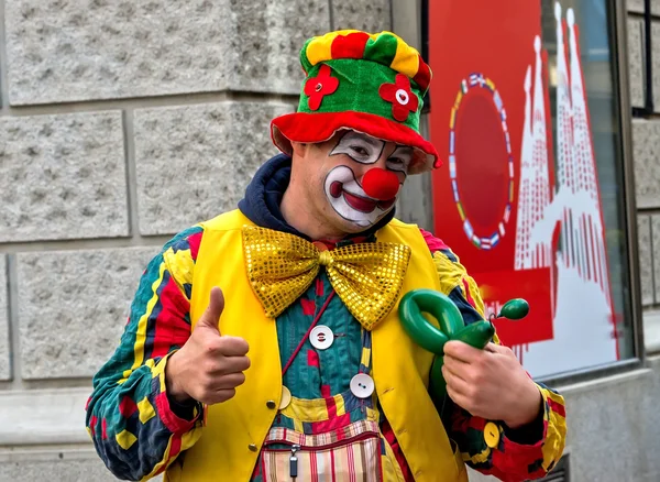 Уличный клоун на оживленной пешеходной улице 2 — стоковое фото