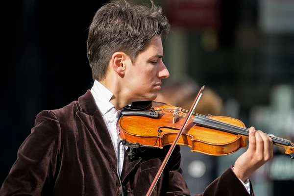 Violinist playing in the street 2 — Stock Photo, Image