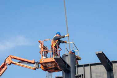 İnşaat işçisi yükseltilmiş platformda 6