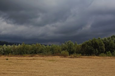 Alandaki fırtınalı bulutlar