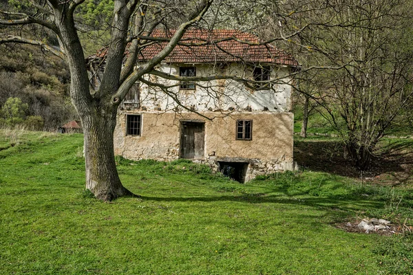 Moinho abandonado velho — Fotografia de Stock