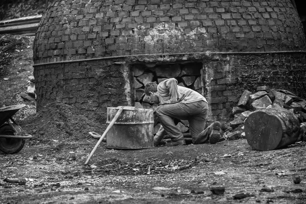 La production de charbon de bois de manière traditionnelle dans la forêt — Photo