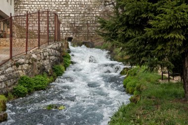 Bir şekilde dekore edilmiş nehir yatağında dağ nehir