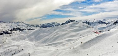 Risoul Fransa kayak merkezi dağ kayakçıları
