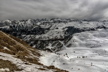 Risoul Fransa kayak merkezi dağ kayakçıları