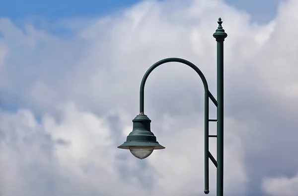 Açık od gökyüzü ve bulutlar yeşil elektrik direği