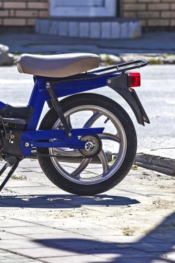 Küçük mavi motosiklet