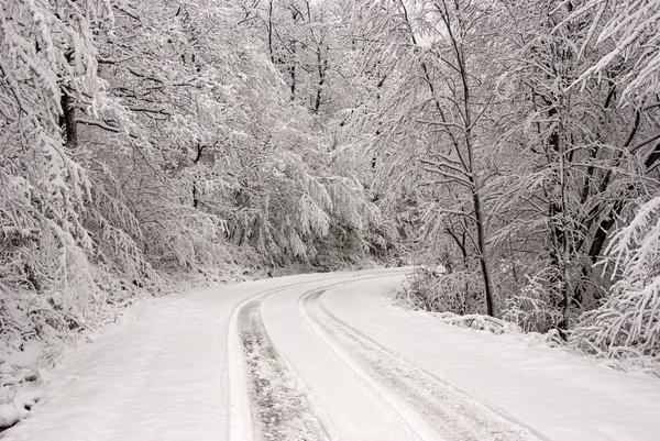 积雪的路上山 2 — 图库照片