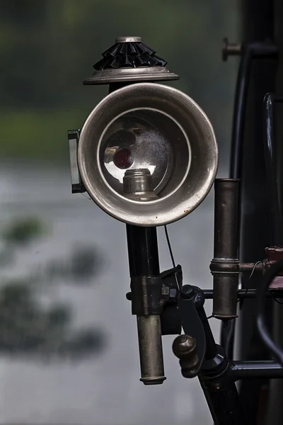 Longe no carro velho-timer — Fotografia de Stock