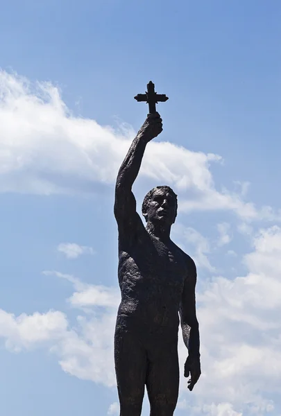 Monumento cristão em frente a um céu nublado — Fotografia de Stock