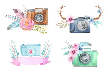 Çiçekler, tüyler ve boynuzları ile suluboya fotoğraf makinesi logosu şablonları ayarlayın. Logo tasarımı ve Diy projesi için mükemmel el boyaması fotoğraf klipsi resmi