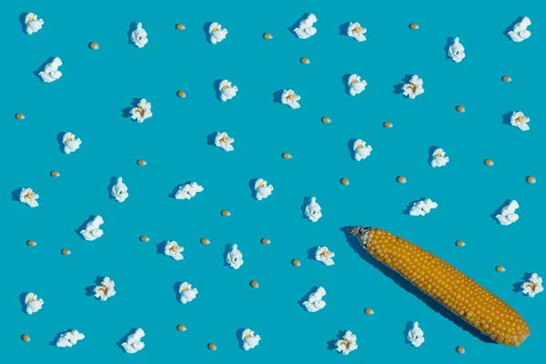Кукурузный Початок Кукурузные Зерна Поп Мозоли Лежат Голубом Фоне Минималистский — стоковое фото