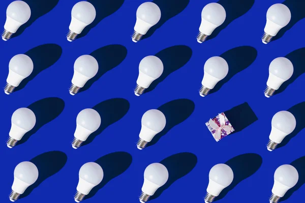 Zářící Žárovky Dárková Krabička Modrém Pozadí Plochý Vzor Minimální Koncepce — Stock fotografie