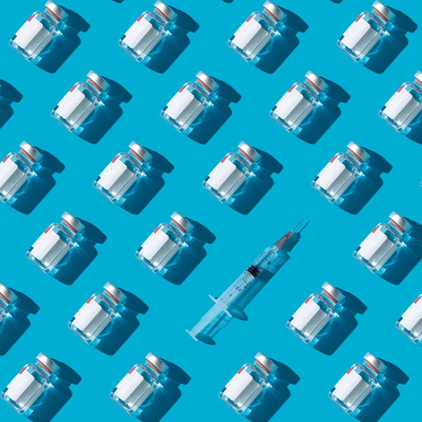 Vaccininjektionsflaskor Och Spruta Cyan Bakgrund Platt Låg Mönster Minimalistiskt Koncept — Stockfoto