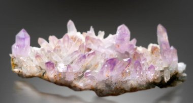 ametist mineral örnekleri taş değerli jeoloji kuvars kayaları