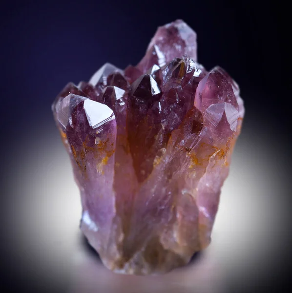 ametist mineral örnekleri taş değerli jeoloji kuvars kayaları