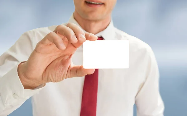 Εικόνα Ενός Επιχειρηματία Που Κρατάει Μια Κάρτα Στο Χέρι Απομονωμένα — Φωτογραφία Αρχείου