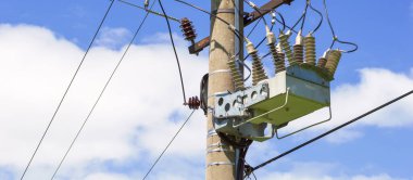 Elektrik yalıtımı ve elektrik donanımlı yüksek voltajlı trafo.