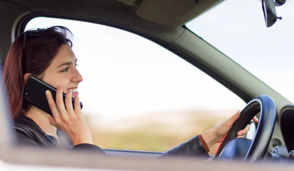 Lächelnde Junge Frau Telefoniert Ihrem Auto Chaeming Frau Dringt Auto — Stockfoto