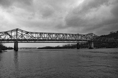 Ashland, Kentucky Ohio Nehri üzerinde Ohio 'ya bakıyor..