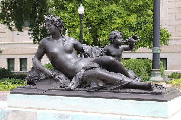 Статуя Перед Детройтским Институтом Искусств Детройте Мичиган — стоковое фото