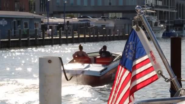 Båtar Väg Nerför Svarta Floden Port Huron Michigan — Stockvideo