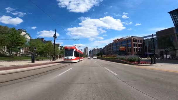 Straßenbahn Rail Qline Auf Der Woodward Avenue Detroit Michigan — Stockvideo