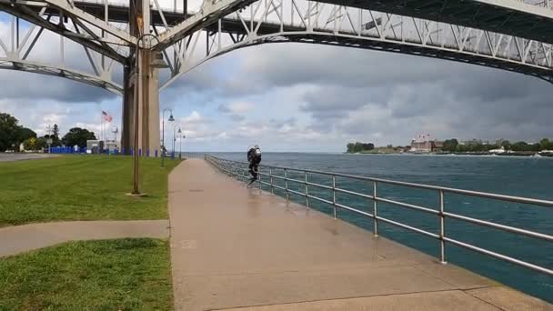 Subacqueo Che Tuffa Dal Lungomare Fino Fiume Clair Port Huron — Video Stock